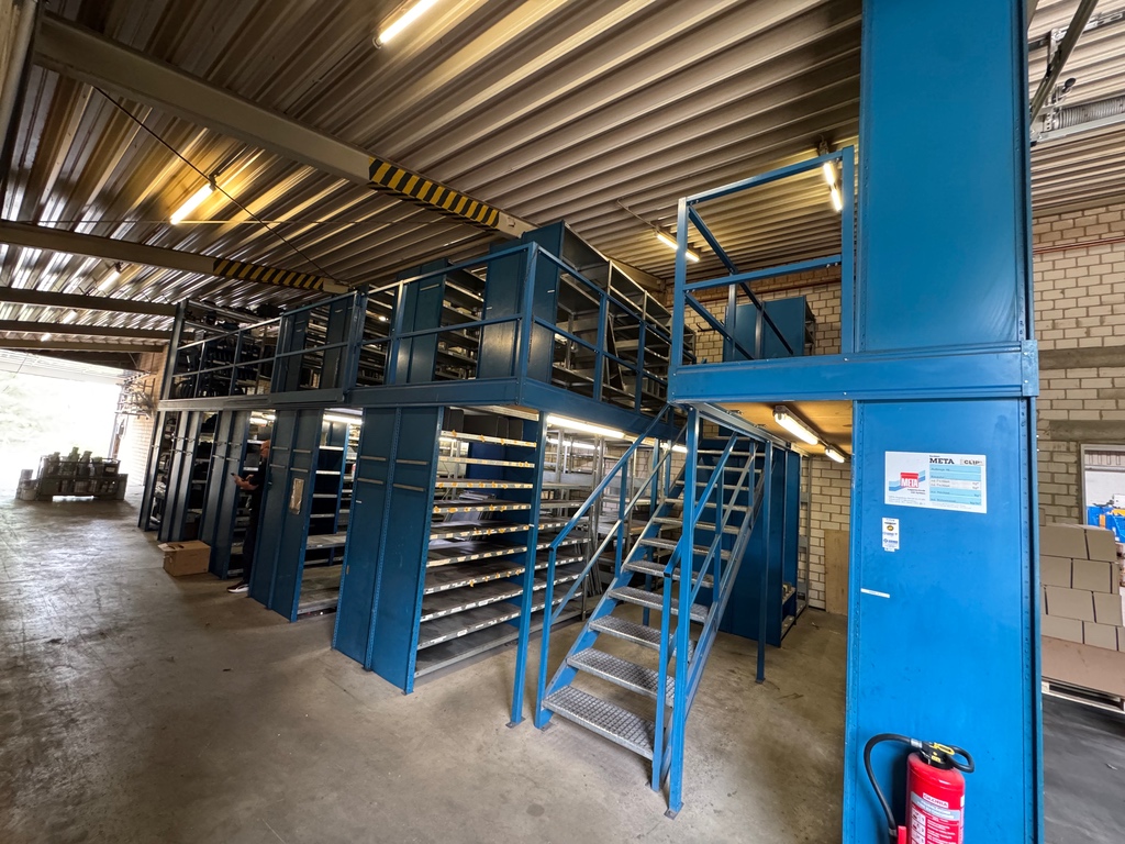 META Fachboden-Geschossanlage / Lagerbühne – ca. 11,30 x 5,40 m | 2-geschossig | ca. 450 Fachböden | gebraucht